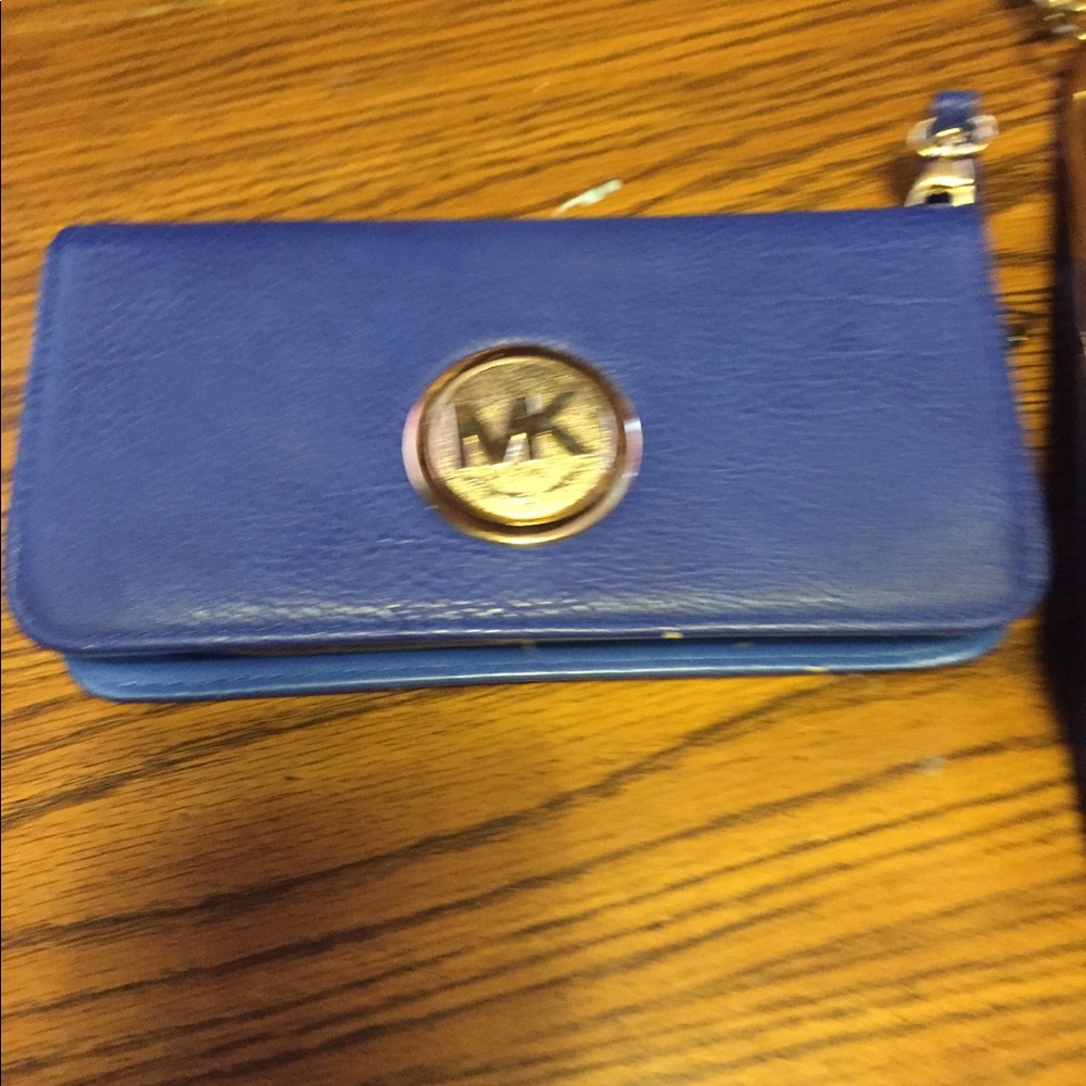 Michael Kors bag with wallet. - Picture 2 of 3